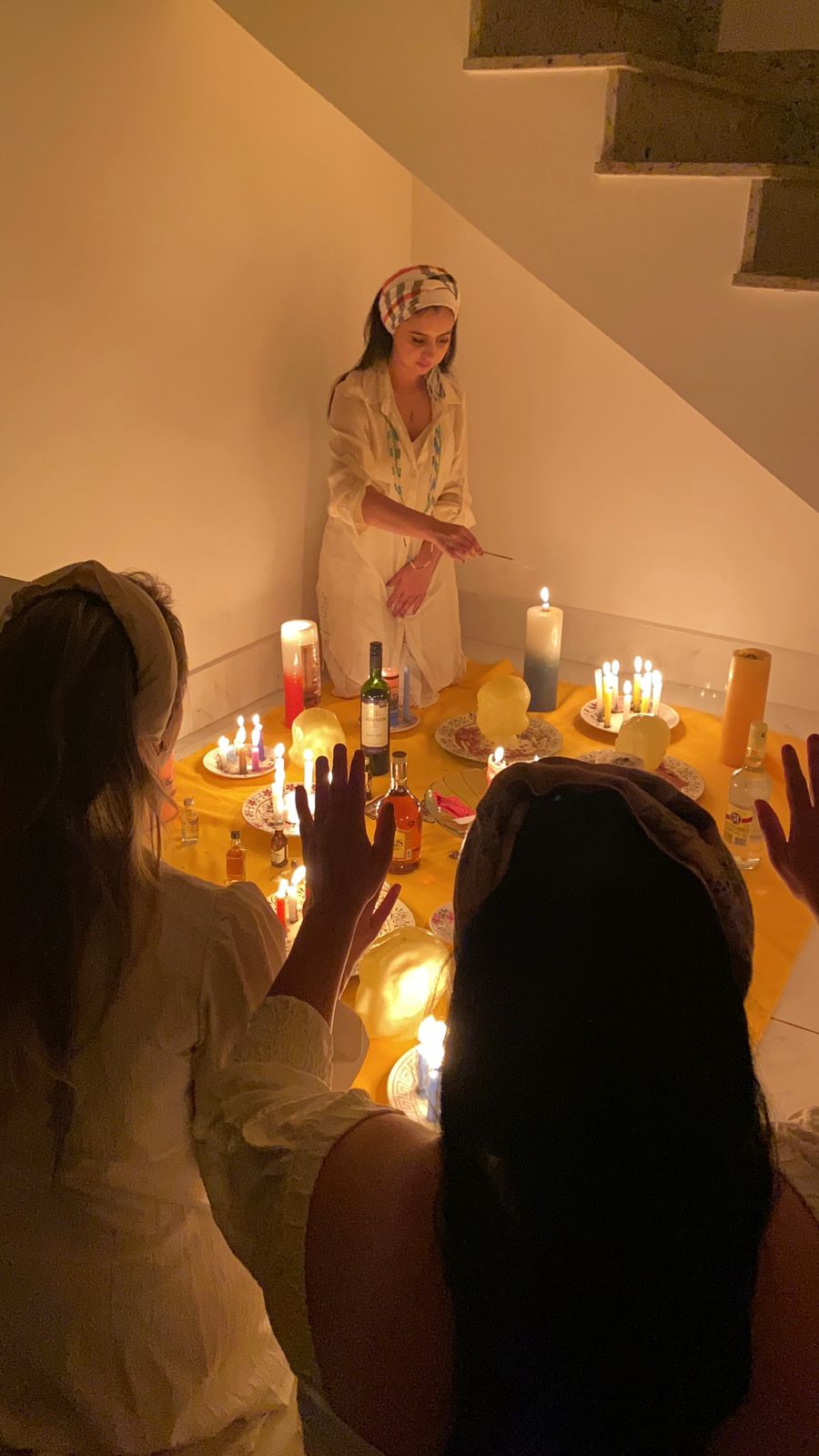 Atendimento espiritual com velas e flores