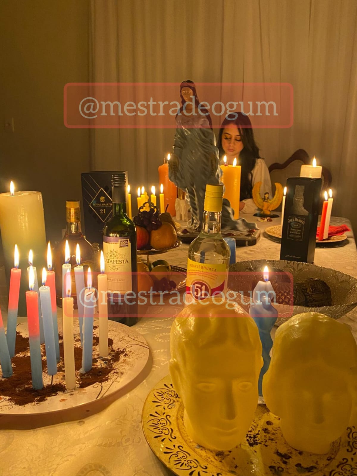Mesa preparada para ritual de fé