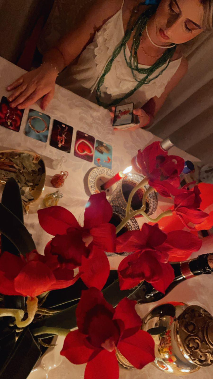 Detalhe de cartas e cristais