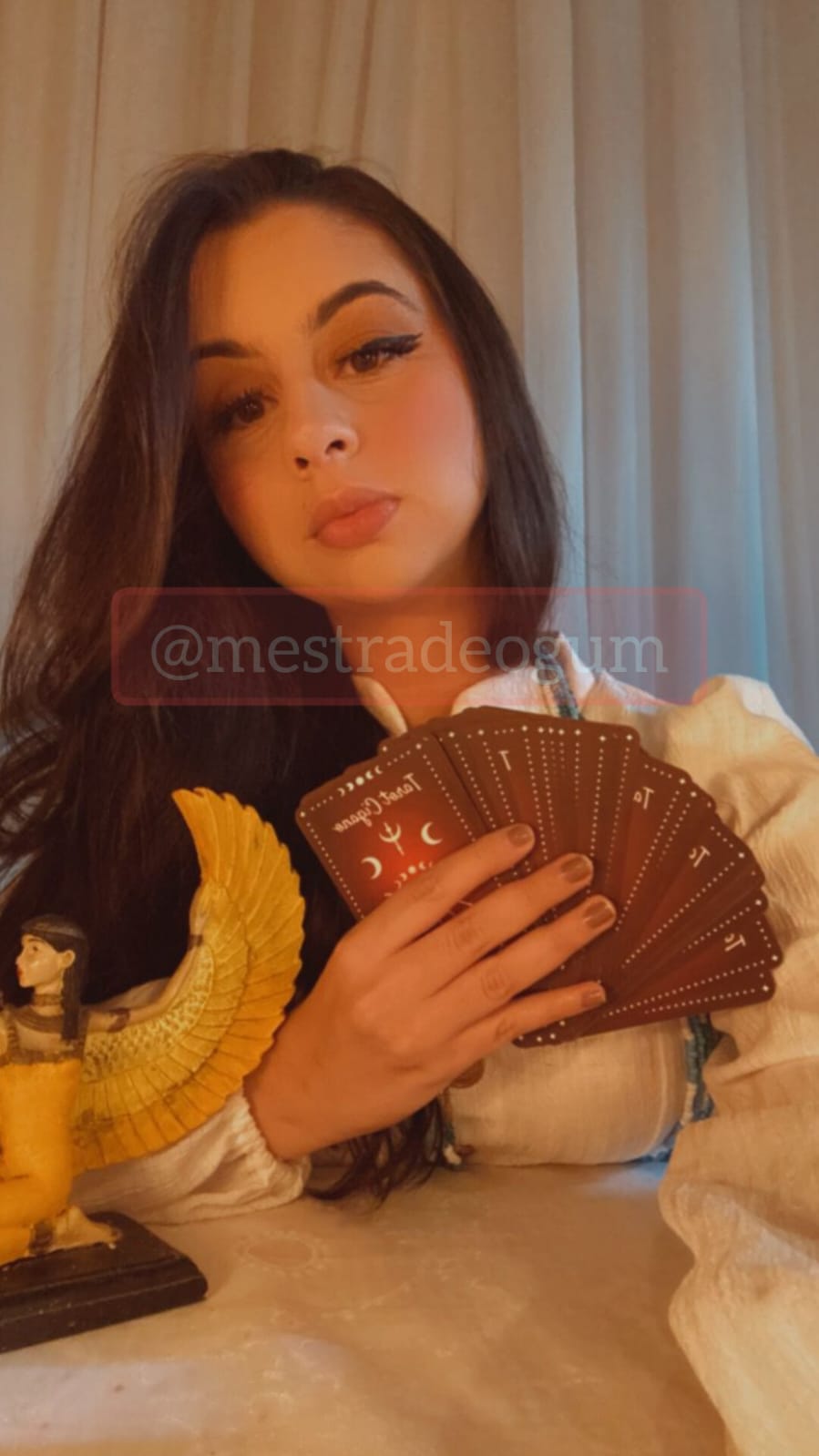 Mesa de tarô com cartas e velas da Taróloga Yandra